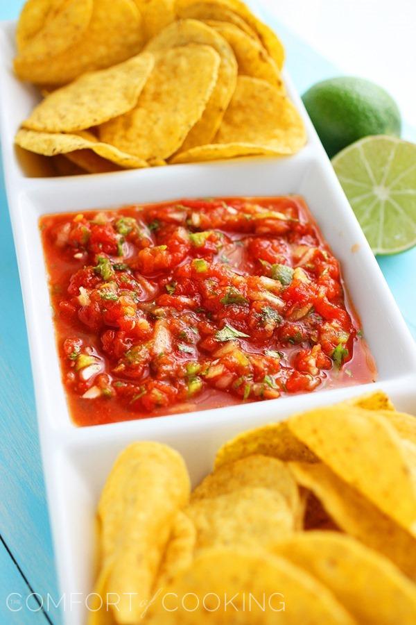 Restaurant Style Salsa – On tacos or tortilla chips, it doesn't get better than this super easy, zesty homemade salsa! | thecomfortofcooking.com