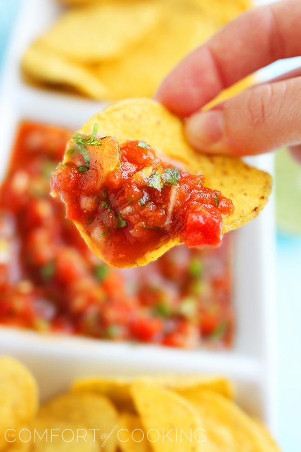 Restaurant Style Salsa – On tacos or tortilla chips, it doesn't get better than this super easy, zesty homemade salsa! | thecomfortofcooking.com