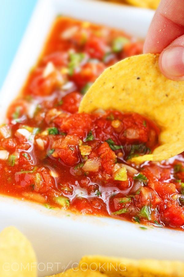 Restaurant Style Salsa – On tacos or tortilla chips, it doesn't get better than this super easy, zesty homemade salsa! | thecomfortofcooking.com