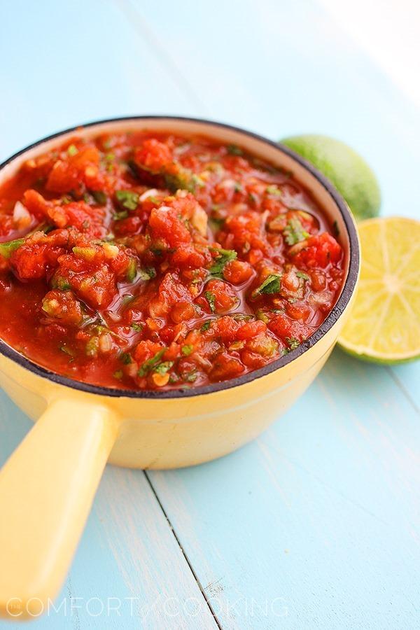 Restaurant Style Salsa – On tacos or tortilla chips, it doesn't get better than this super easy, zesty homemade salsa! | thecomfortofcooking.com