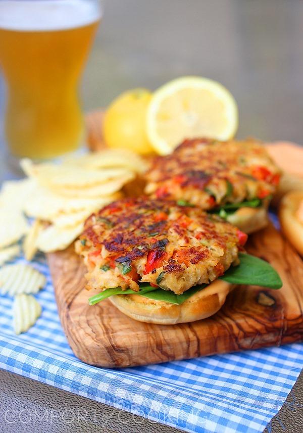 Crab Cake Sliders with Spicy Mayo – These zesty crab cakes with spicy mayo are easy, delicious and a huge hit at parties! | thecomfortofcooking.com