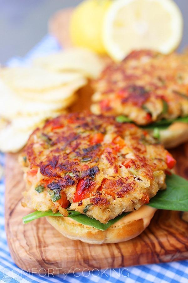Crab Cake Sliders with Spicy Mayo – These zesty crab cakes with spicy mayo are easy, delicious and a huge hit at parties! | thecomfortofcooking.com