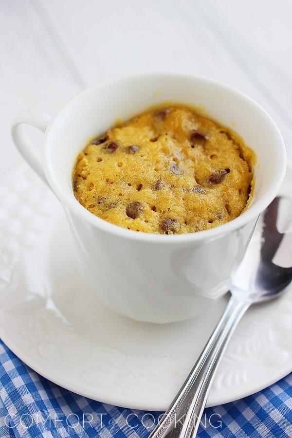 1-Minute Chocolate Chip Cookie In a Mug – All you need for this warm, gooey chocolate chip cookie are a handful of pantry staples, a microwave and 1 minute! | thecomfortofcooking.com