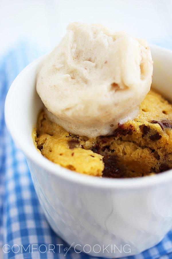 1-Minute Chocolate Chip Cookie In a Mug – All you need for this warm, gooey chocolate chip cookie are a handful of pantry staples, a microwave and 1 minute! | thecomfortofcooking.com
