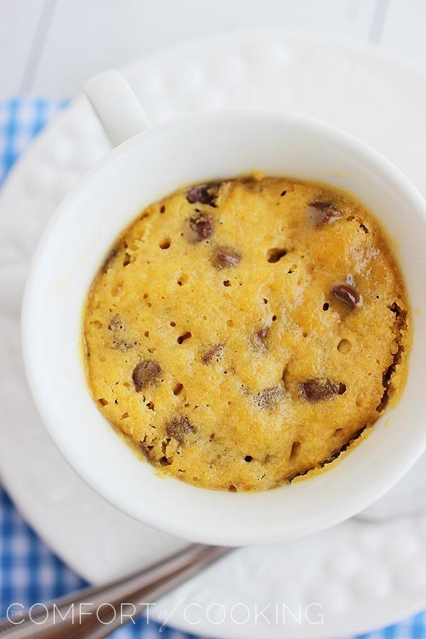 1-Minute Chocolate Chip Cookie In a Mug – All you need for this warm, gooey chocolate chip cookie are a handful of pantry staples, a microwave and 1 minute! | thecomfortofcooking.com