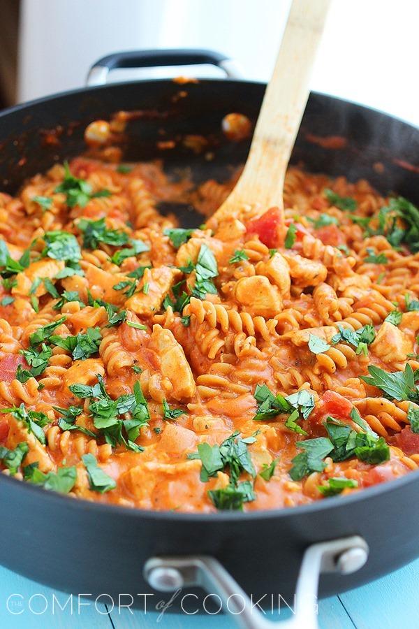 Creamy Italian Chicken & Pasta Skillet – Super scrumptious chicken and creamy pasta is a delicious meal on busy weeknights. It makes great leftovers, too! | thecomfortofcooking.com