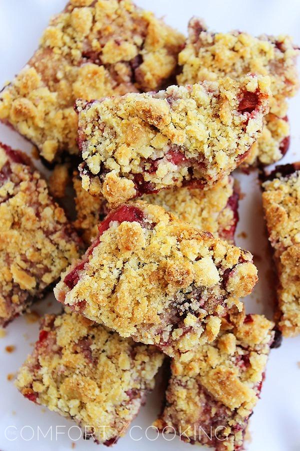 Mixed Berry Crumble Bars – These easy berry bars with a buttery shortbread crust are full of fresh summer fruit & so much simpler than pie! | thecomfortofcooking.com