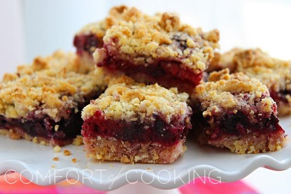 Mixed Berry Crumble Bars – These easy berry bars with a buttery shortbread crust are full of fresh summer fruit & so much simpler than pie! | thecomfortofcooking.com