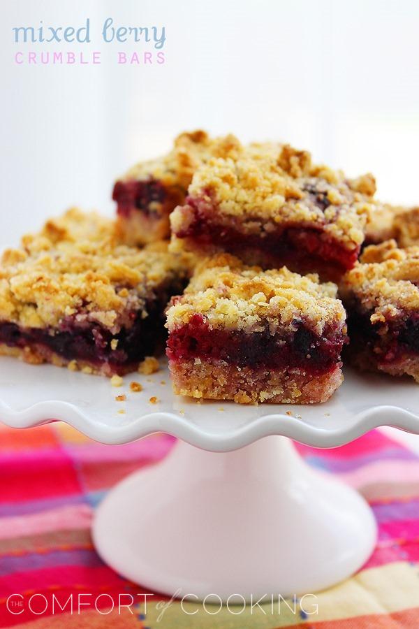 Mixed Berry Crumble Bars – These easy berry bars with a buttery shortbread crust are full of fresh summer fruit & so much simpler than pie! | thecomfortofcooking.com