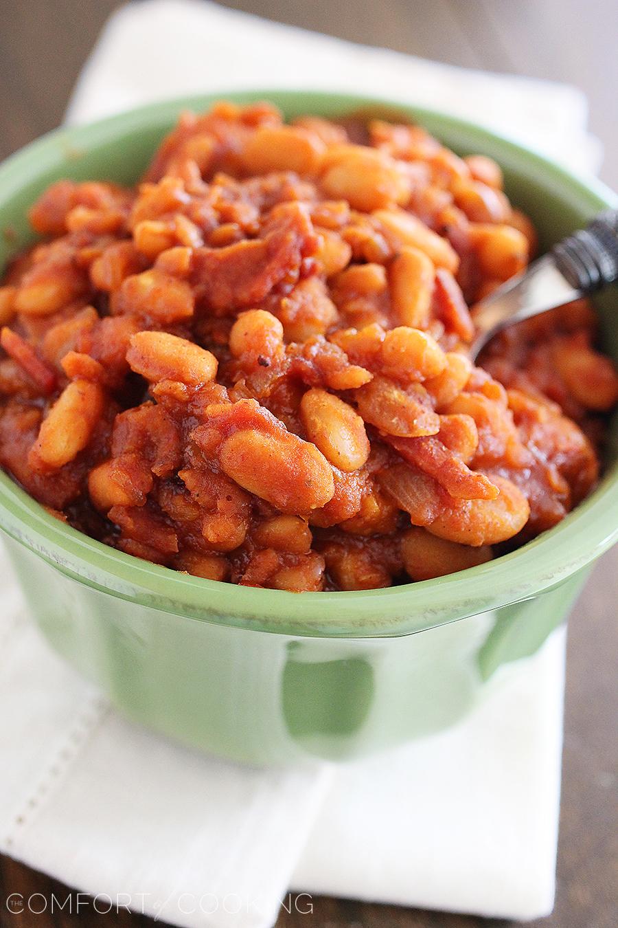Easy Maple-Bourbon BBQ Baked Beans – These sweet, smoky 30-minute baked beans with bacon, bourbon and maple are the perfect addition to your BBQ plate! | thecomfortofcooking.com
