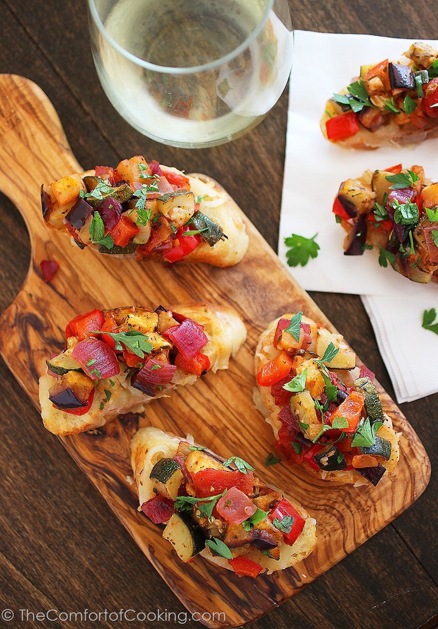 Ratatouille Crostini – Put those pretty summer veggies to use in this colorful, healthy and delish appetizer! | thecomfortofcooking.com
