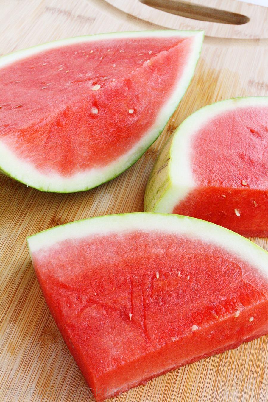 Watermelon & Feta Arugula Salad with Honey-Lemon Vinaigrette – This summery, crisp watermelon-arugula salad with a citrus vinaigrette is super healthy! | thecomfortofcooking.com