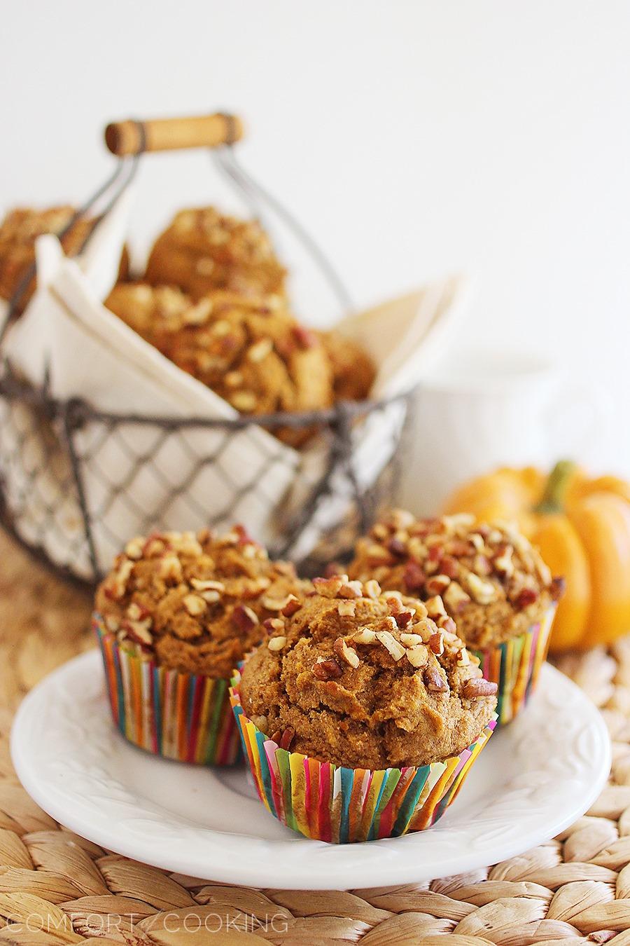 Super Soft 100% Whole Wheat Apple-Pumpkin Muffins – These spiced whole wheat apple-pumpkin muffins are easy, delicious and only need 1 bowl! | thecomfortofcooking.com