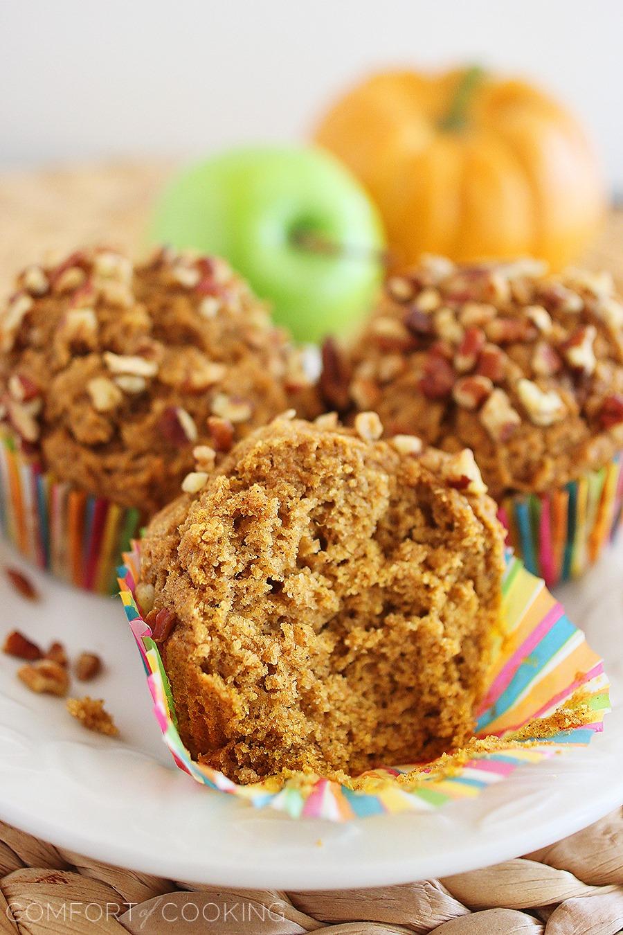 Super Soft 100% Whole Wheat Apple-Pumpkin Muffins – These spiced whole wheat apple-pumpkin muffins are easy, delicious and only need 1 bowl! | thecomfortofcooking.com