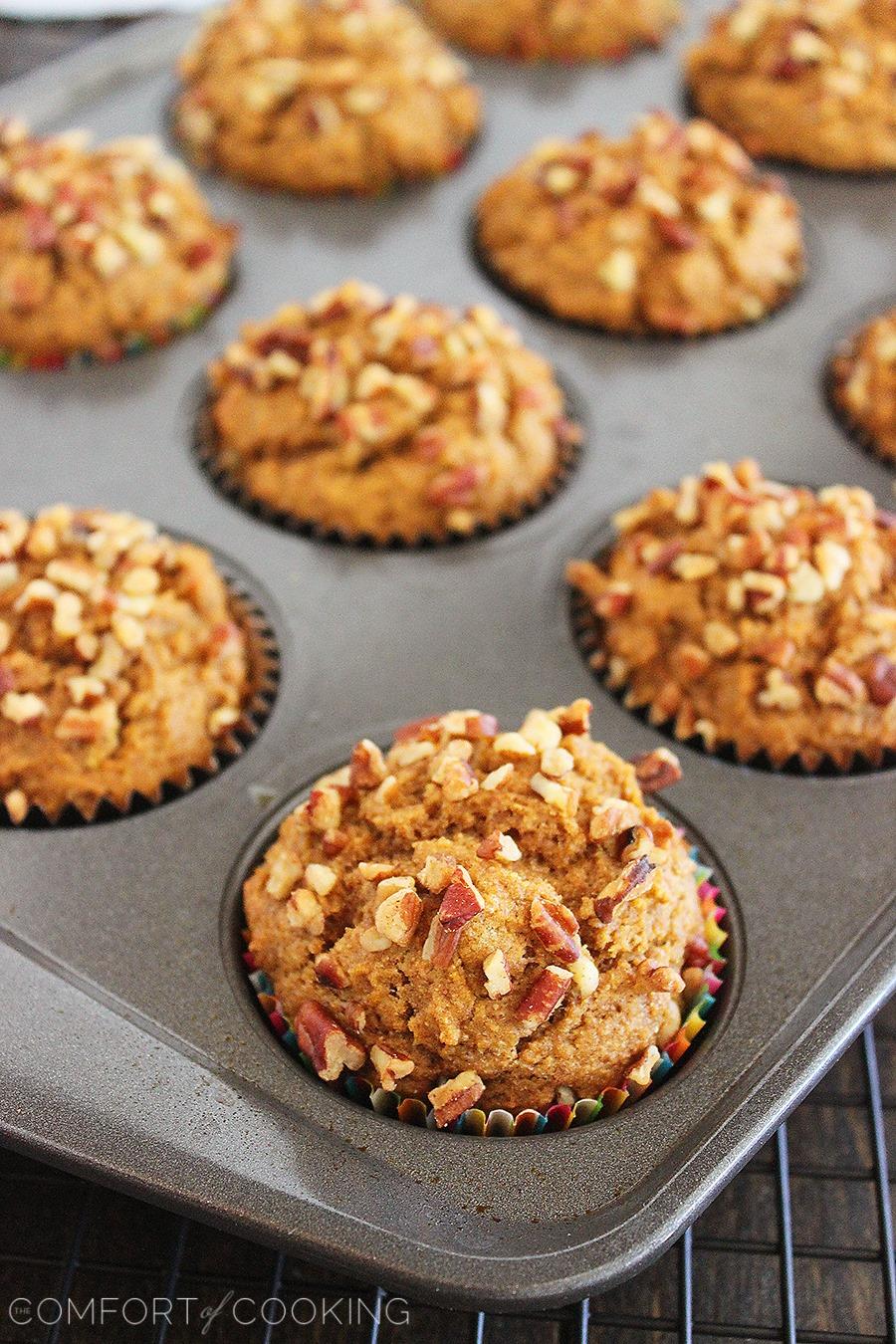 Super Soft 100% Whole Wheat Apple-Pumpkin Muffins – These spiced whole wheat apple-pumpkin muffins are easy, delicious and only need 1 bowl! | thecomfortofcooking.com