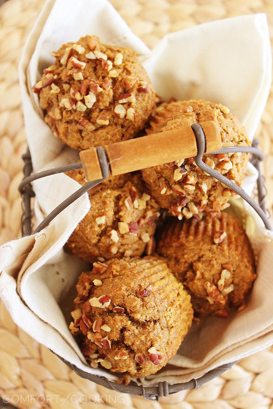 Super Soft 100% Whole Wheat Apple-Pumpkin Muffins – These spiced whole wheat apple-pumpkin muffins are easy, delicious and only need 1 bowl! | thecomfortofcooking.com