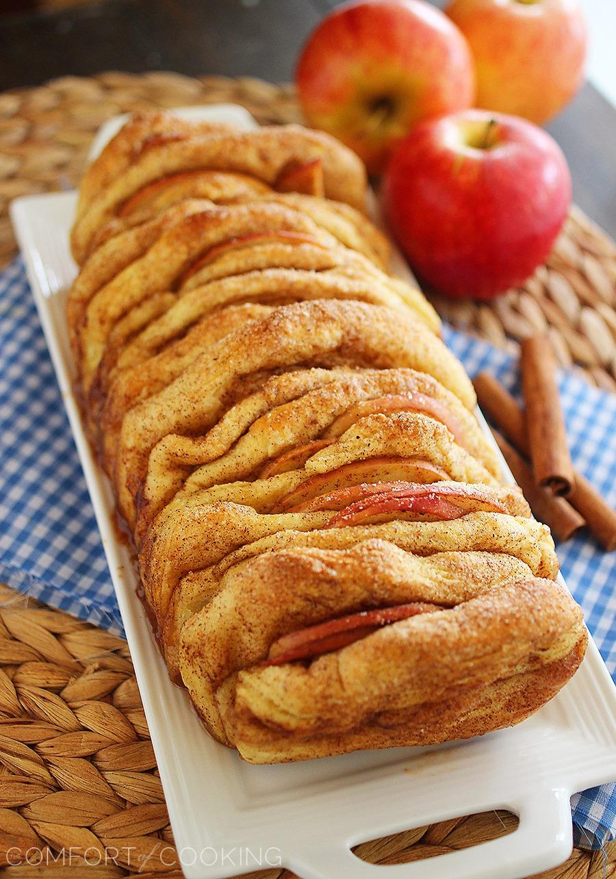 Apple Pie Pull Apart Bread with Vanilla Glaze – Soft layers of cinnamon-sugar biscuit dough and fresh apple slices combine in this amazing pull apart bread! | thecomfortofcooking.com