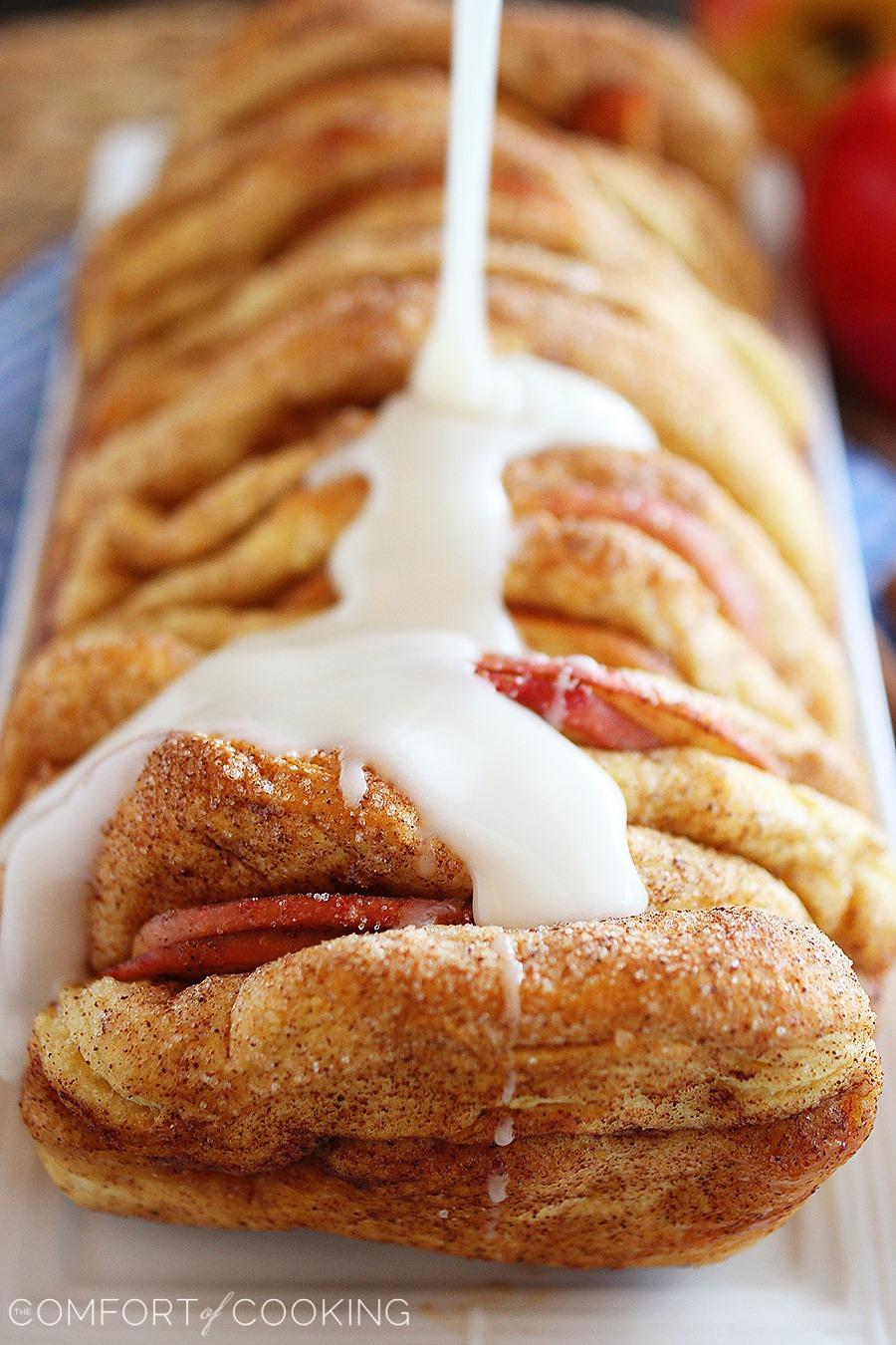 Apple Pie Pull Apart Bread with Vanilla Glaze – Soft layers of cinnamon-sugar biscuit dough and fresh apple slices combine in this amazing pull apart bread! | thecomfortofcooking.com