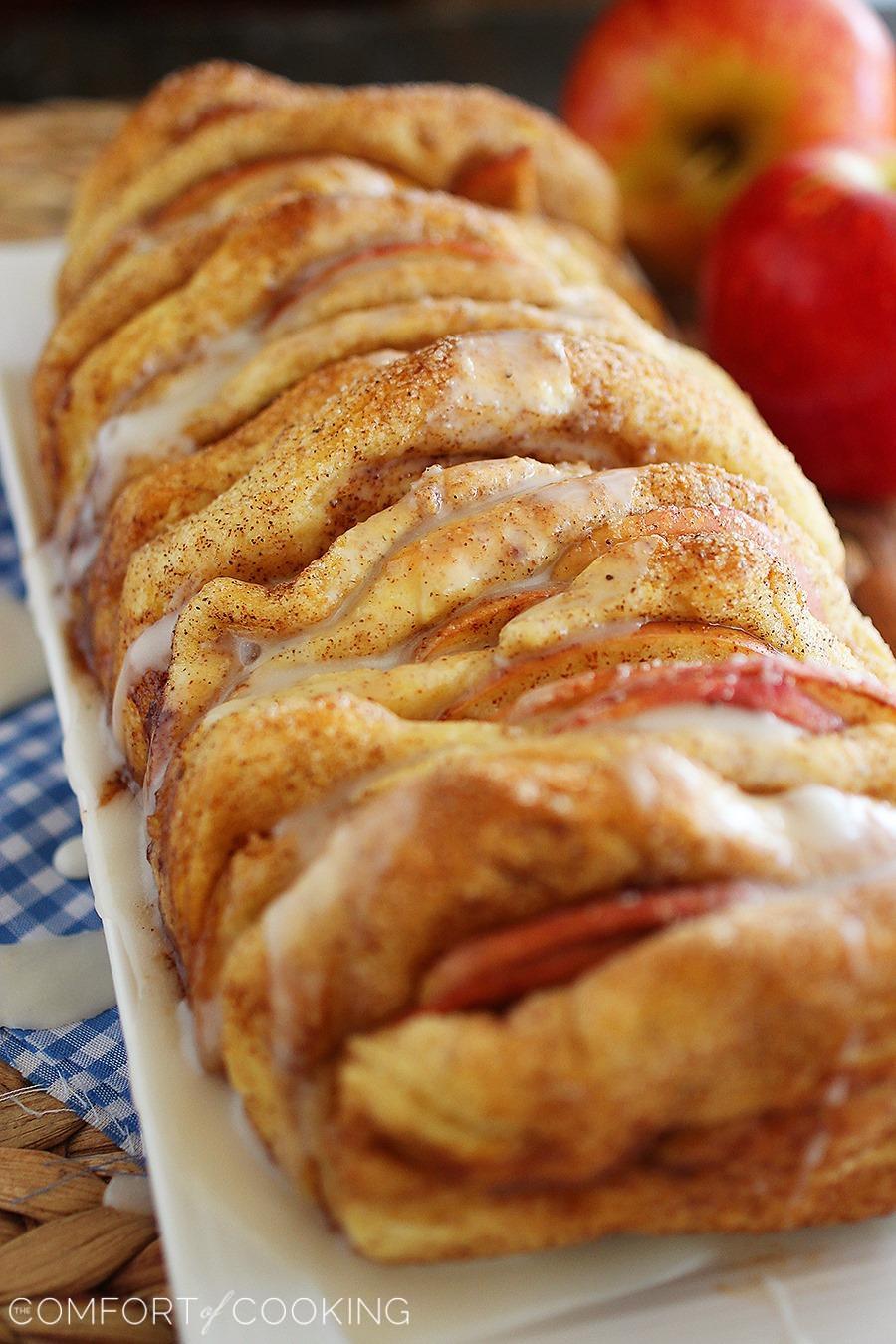 Apple Pie Pull Apart Bread with Vanilla Glaze – Soft layers of cinnamon-sugar biscuit dough and fresh apple slices combine in this amazing pull apart bread! | thecomfortofcooking.com