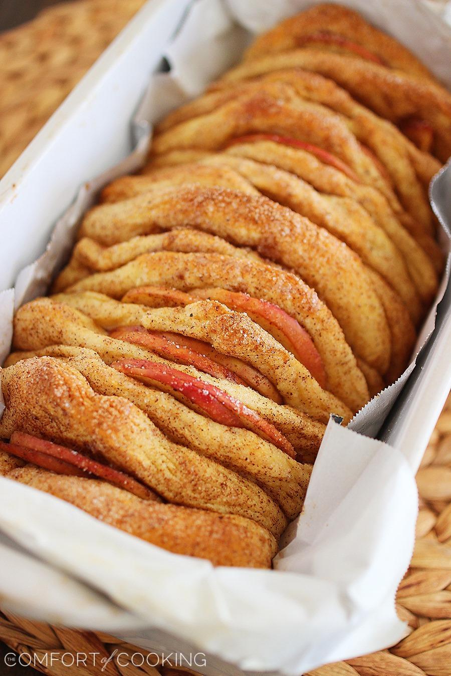 Apple Pie Pull Apart Bread with Vanilla Glaze – Soft layers of cinnamon-sugar biscuit dough and fresh apple slices combine in this amazing pull apart bread! | thecomfortofcooking.com