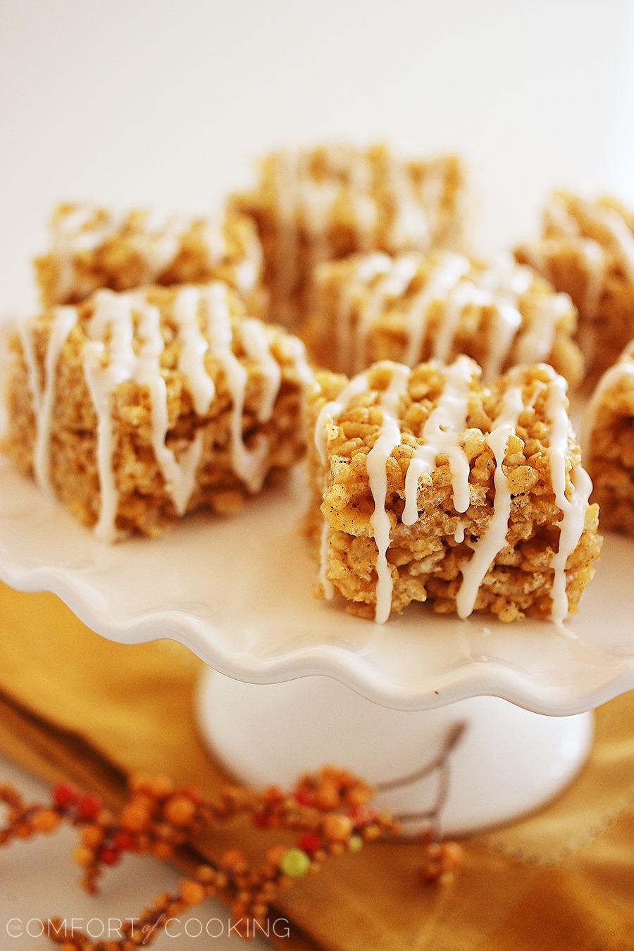 Pumpkin Spice Rice Krispie Treats – Soft & chewy pumpkin spiced treats with a white chocolate drizzle. Perfect for fall parties! | thecomfortofcooking.com