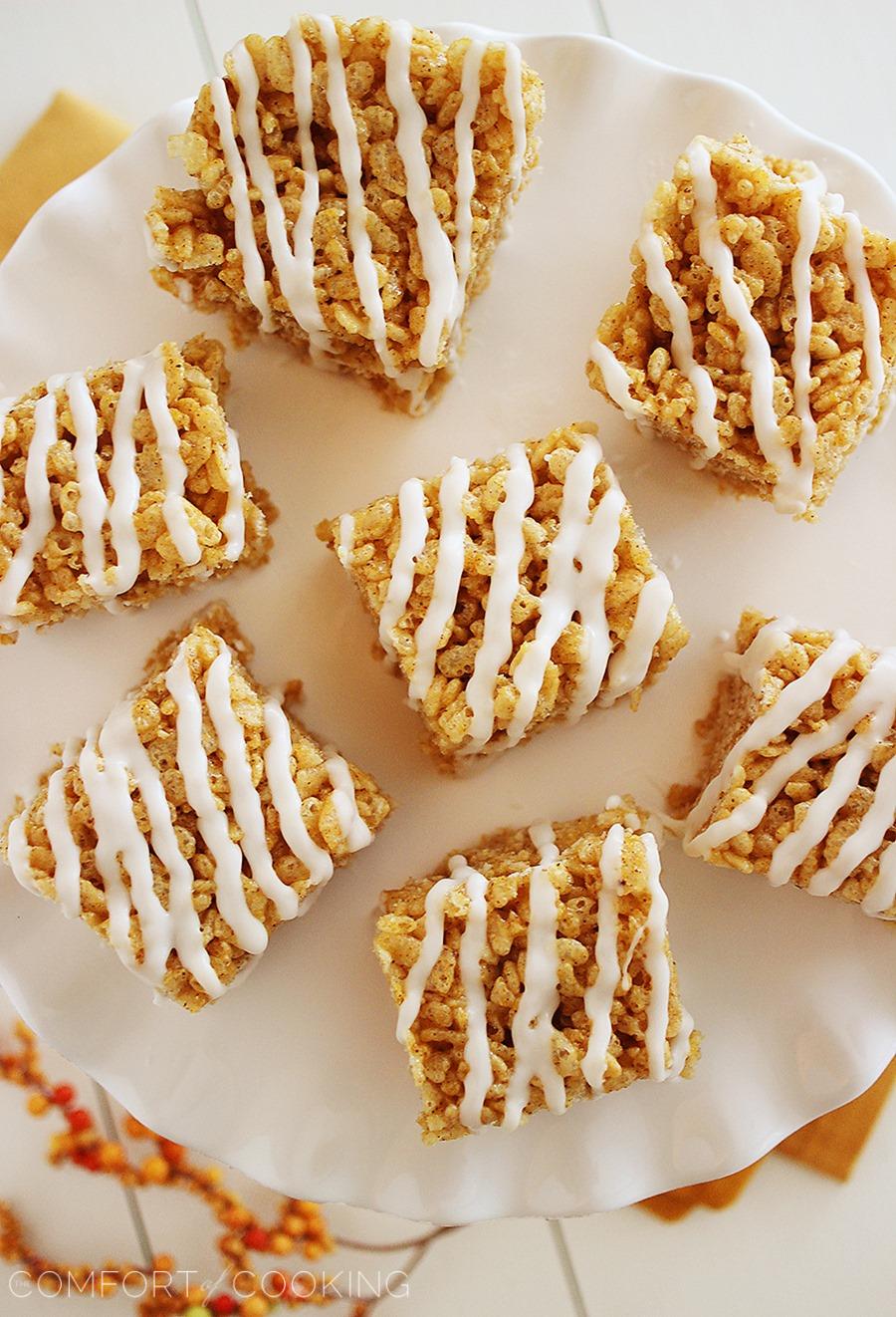 Pumpkin Spice Rice Krispie Treats – Soft & chewy pumpkin spiced treats with a white chocolate drizzle. Perfect for fall parties! | thecomfortofcooking.com