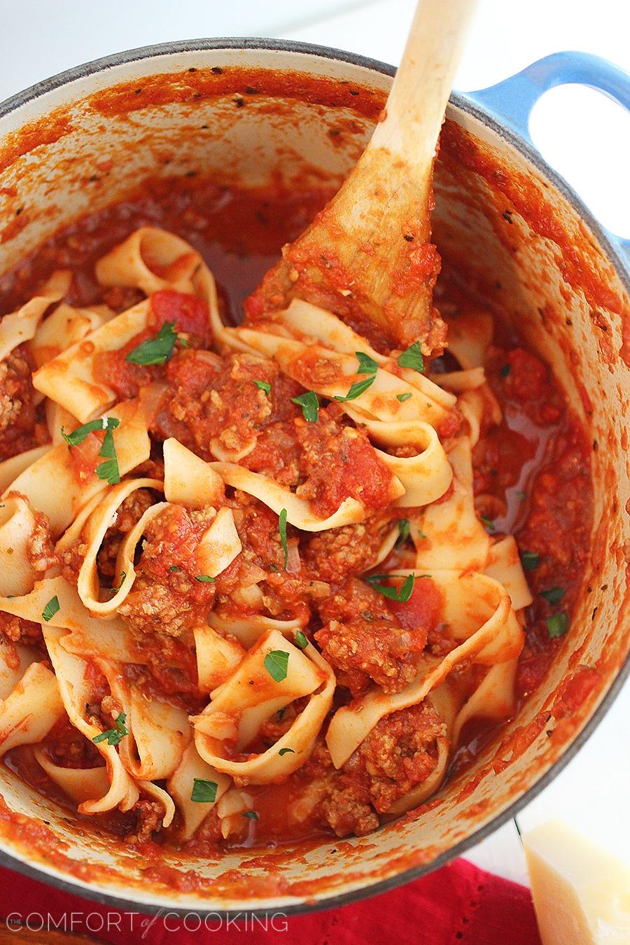 30-Minute Weeknight Pasta Sauce – Simmer this scrumptious, meaty pasta sauce for just 30 minutes, serve a salad alongside, and dinner is done! | thecomfortofcooking.com