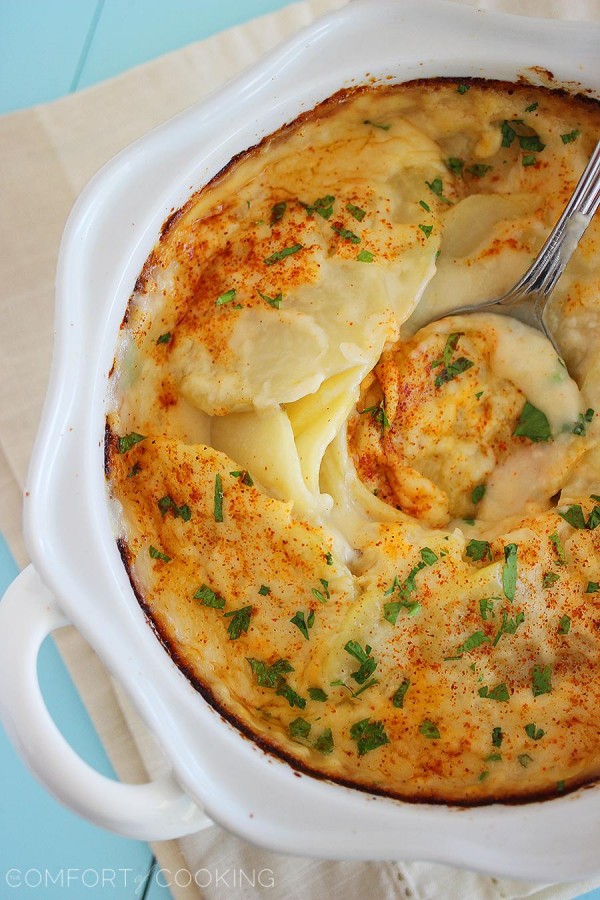 Cheesy Scalloped Potato Gratin – Creamy, buttery scalloped potatoes are the true definition of comfort food. Perfect for weeknights or holiday feasts! | thecomfortofcooking.com