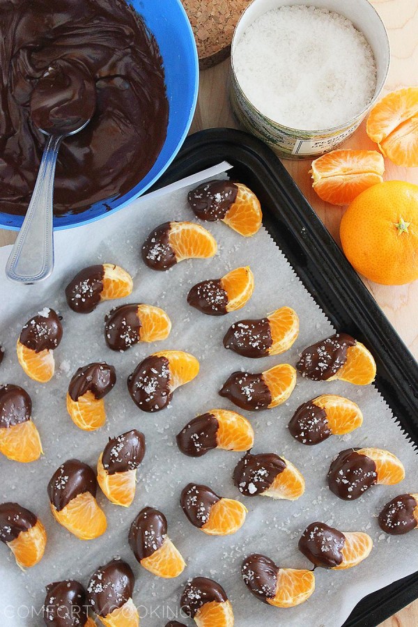 Chocolate Dipped Clementines with Sea Salt – Tiny, sweet and salty treats are deliciously addictive and SO easy to whip up - just 3 ingredients and 10 minutes! | thecomfortofcooking.com