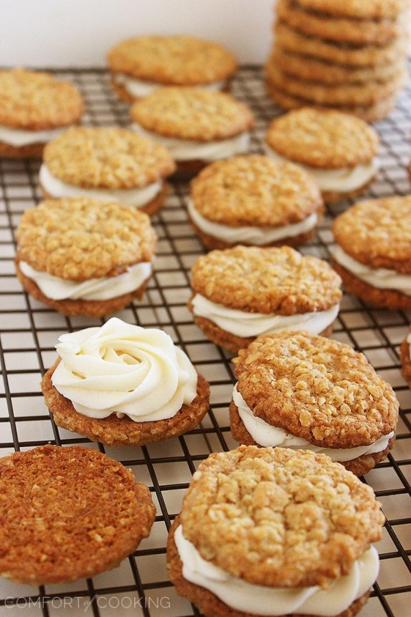 Oatmeal Buttercream Pies – Easy to make and irresistibly good, these super-soft vanilla oatmeal cookies are amazing with a fluffy buttercream filling!| thecomfortofcooking.com