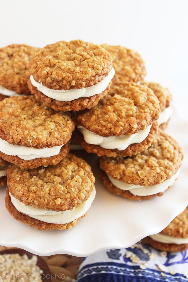 Oatmeal Buttercream Pies – Easy to make and irresistibly good, these super-soft vanilla oatmeal cookies are amazing with a fluffy buttercream filling!| thecomfortofcooking.com