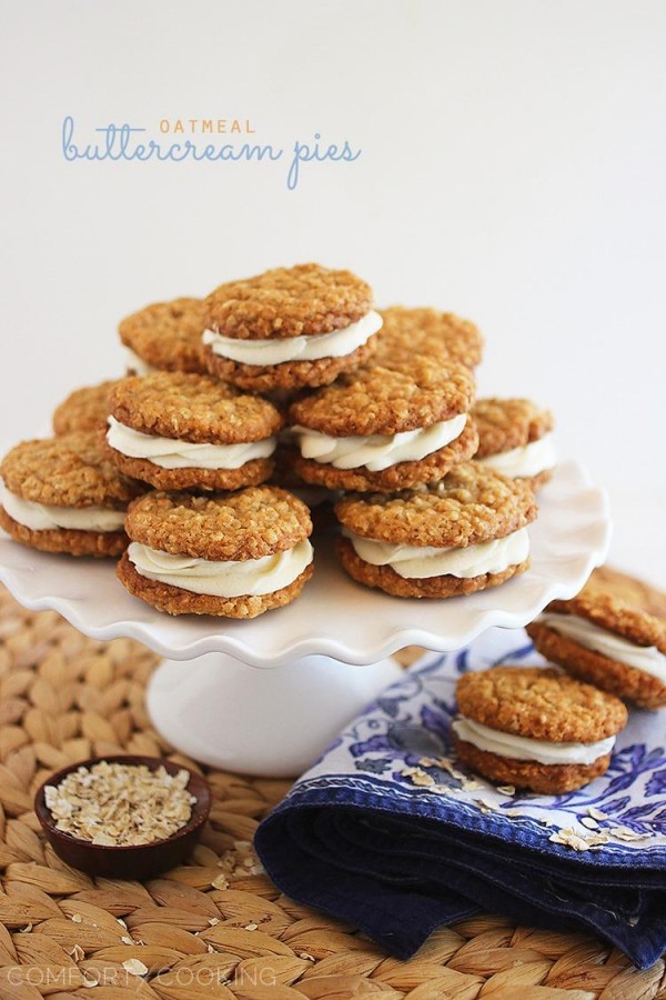 Oatmeal Buttercream Pies – Easy to make and irresistibly good, these super-soft vanilla oatmeal cookies are amazing with a fluffy buttercream filling!| thecomfortofcooking.com