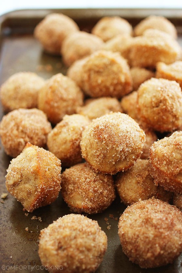 Baked Cinnamon-Sugar Banana Donut Holes – These soft, buttery banana bites are SO easy and pair perfectly with your morning coffee! | thecomfortofcooking.com