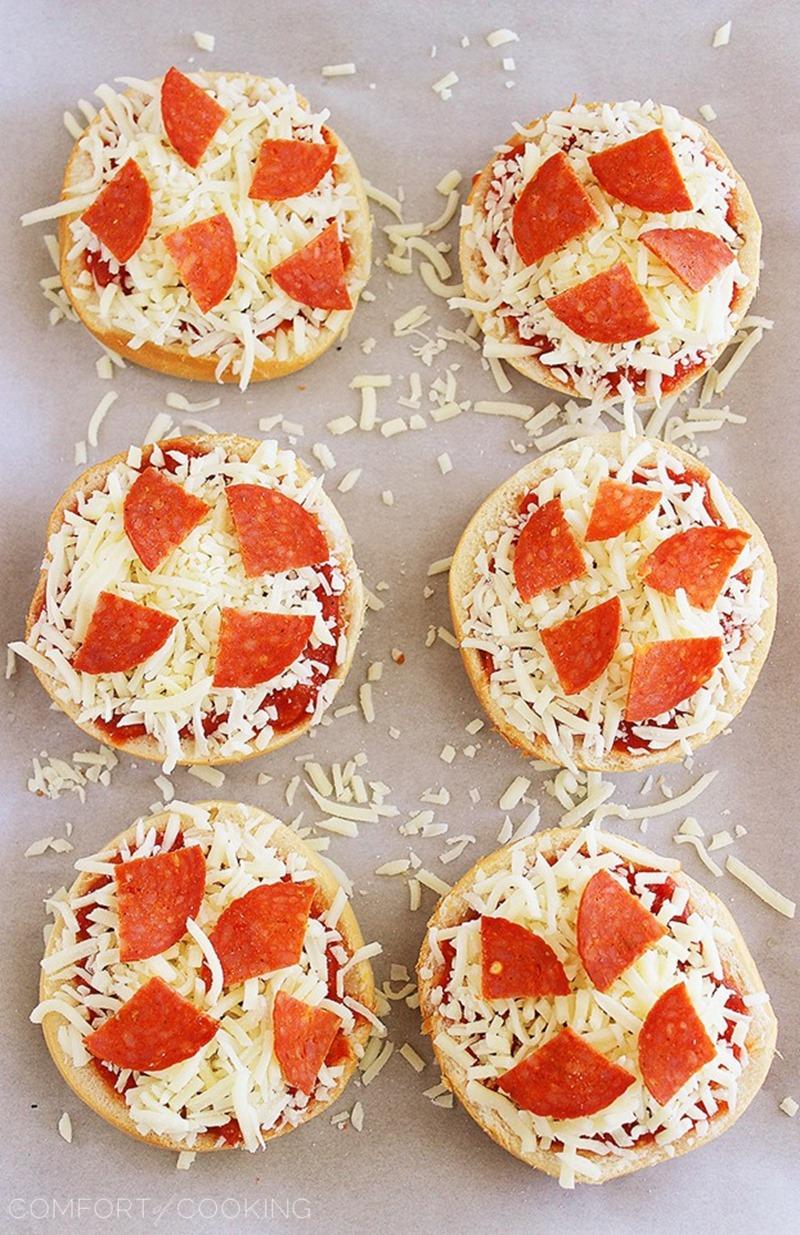 Easy Mini Bagel Pizzas – Crispy, cheesy pizzas on top of mini bagels, piled with your favorite toppings and baked to golden brown perfection. So fun for parties! | thecomfortofcooking.com