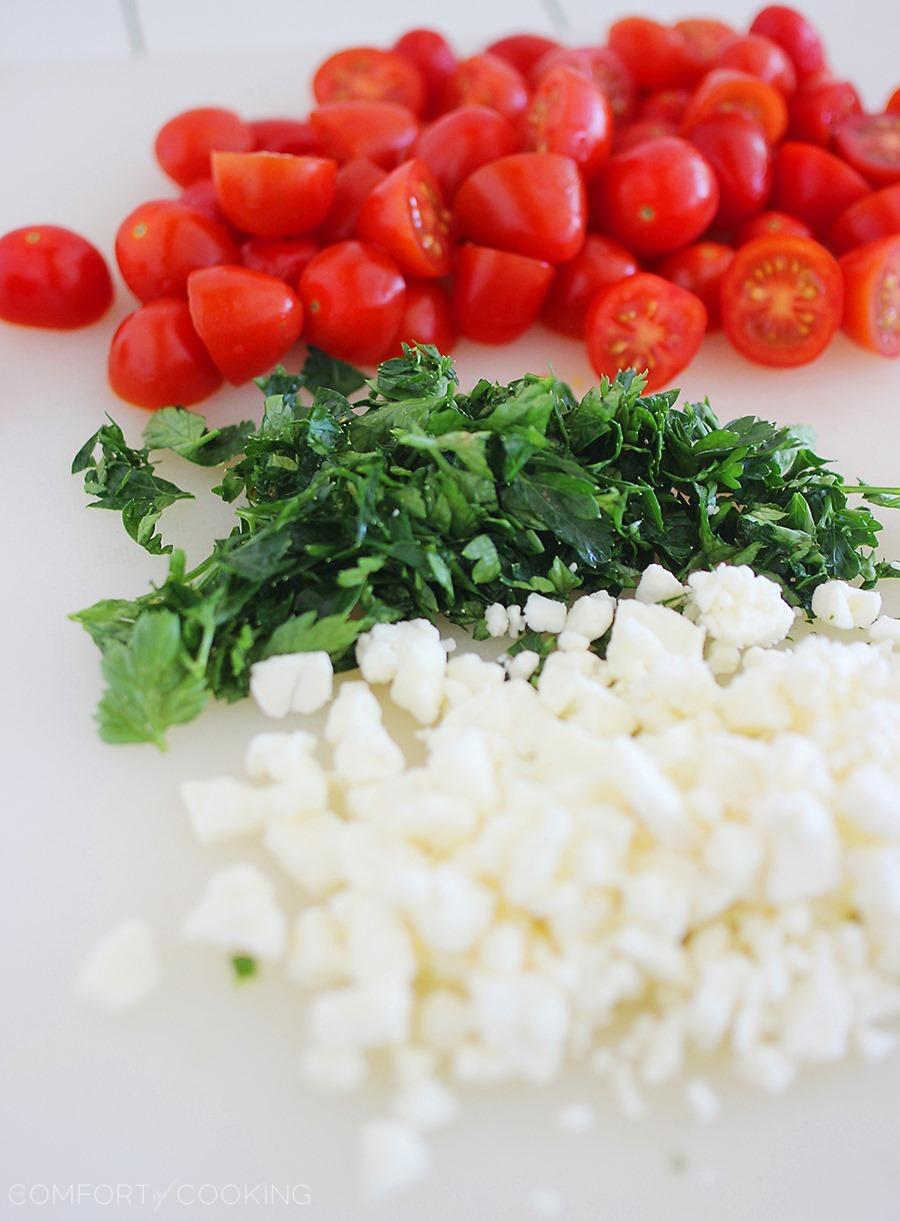 Greek Pita Pizzas – Super easy & full of Mediterranean flavor. Creamy feta, fresh tomatoes and a quick homemade tomato sauce make them mouthwatering!| thecomfortofcooking.com