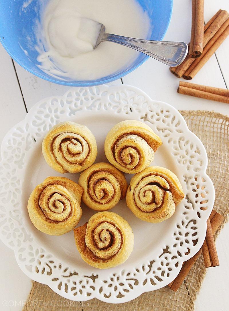 Quick & Easy Mini Cinnamon Rolls – Super soft, quick and easy crescent cinnamon rolls with vanilla glaze! No rise (or fuss) required. Make them this weekend! | thecomfortofcooking.com