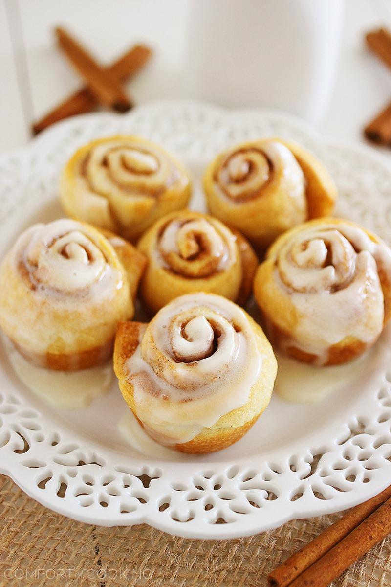 Quick & Easy Mini Cinnamon Rolls – Super soft, quick and easy crescent cinnamon rolls with vanilla glaze! No rise (or fuss) required. Make them this weekend! | thecomfortofcooking.com