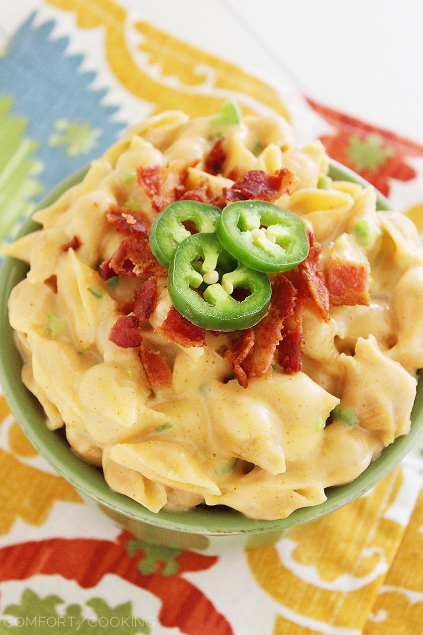 Creamy Stovetop Jalapeño-Bacon Mac ‘n Cheese – Creamy, smooth and delicious stovetop mac 'n cheese with jalapenos and bacon! Super easy, cheesy and made without ANY butter or oil. | thecomfortofcooking.com
