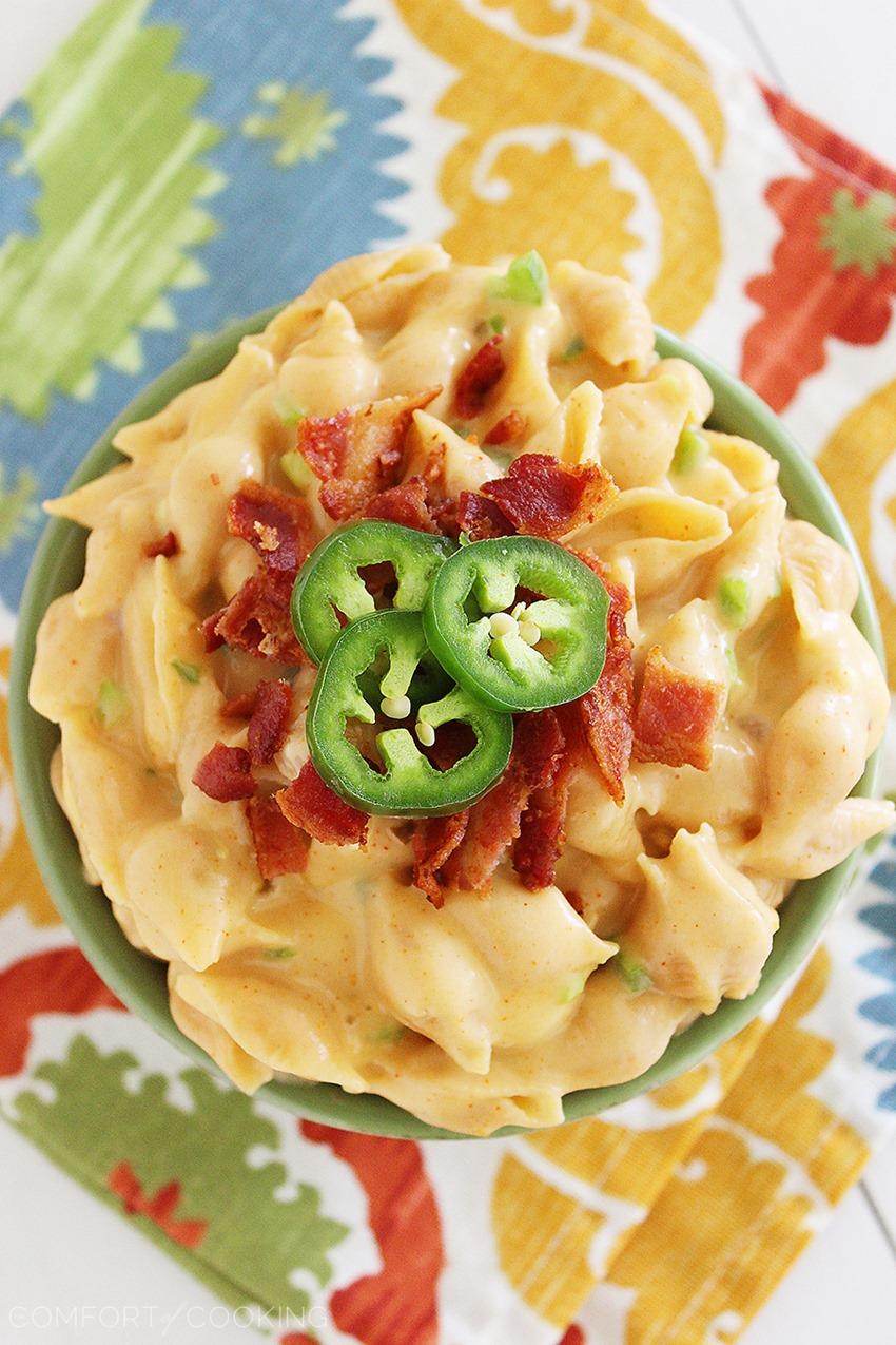 Creamy Stovetop Jalapeño-Bacon Mac ‘n Cheese – Creamy, smooth and delicious stovetop mac 'n cheese with jalapenos and bacon! Super easy, cheesy and made without ANY butter or oil. | thecomfortofcooking.com