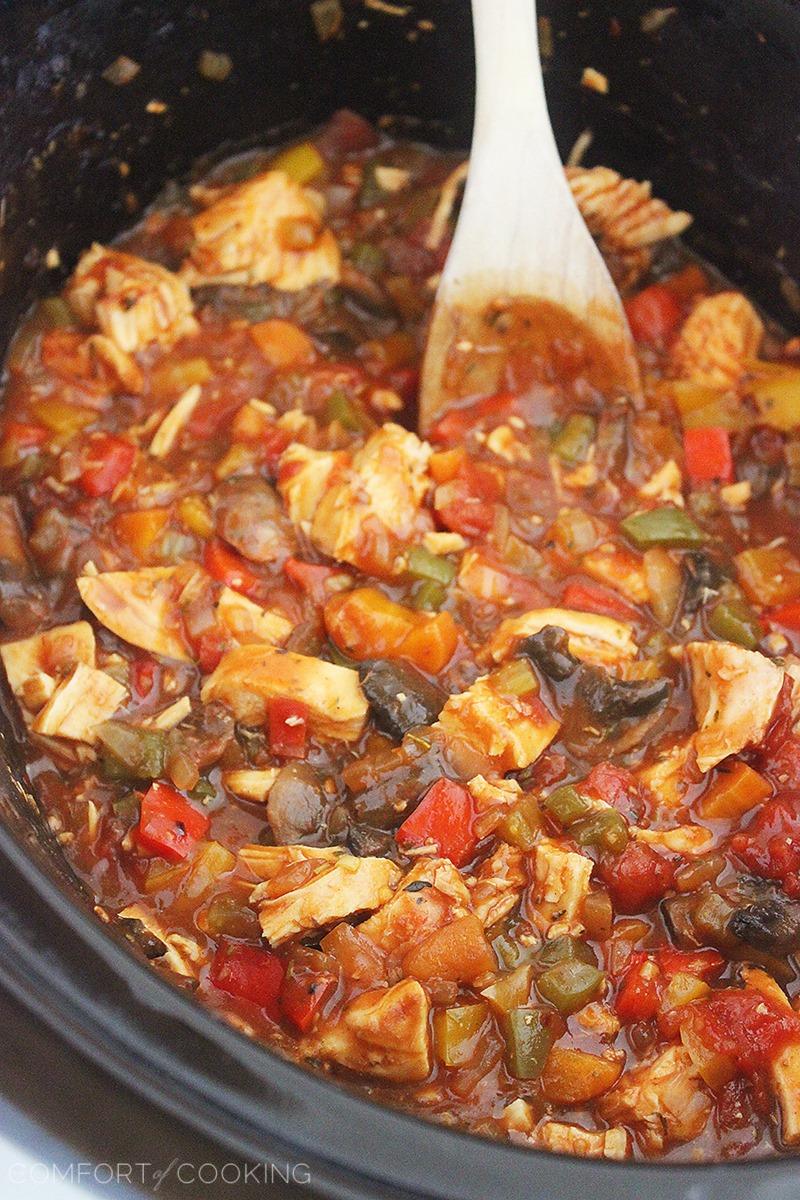Cheesy Crockpot Chicken Cacciatore – Gooey, hearty and packed with veggies! Serve it over pasta, egg noodles or rice, and add a salad! | thecomfortofcooking.com