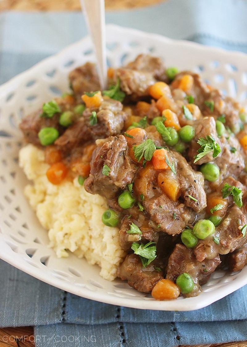Irish Beef Stew with Mashed Potatoes – Hearty, slow cooked beef stew over fluffy mashed potatoes makes the perfect comfort food meal for chilly nights. Warm up with a big bowl!| thecomfortofcooking.com