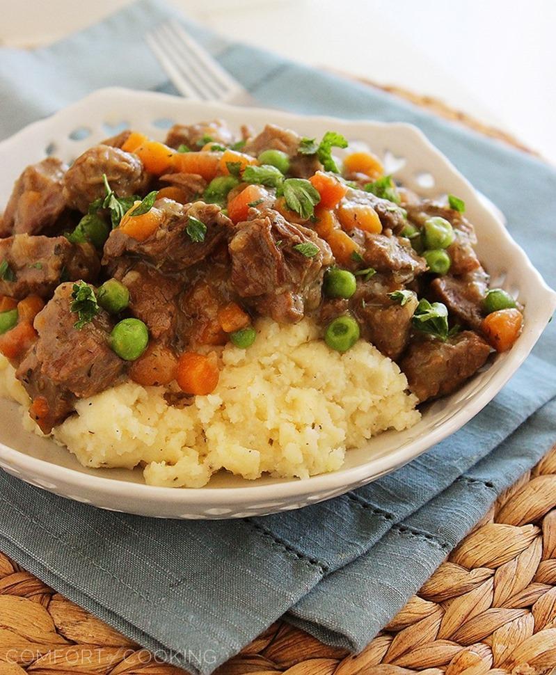 Irish Beef Stew with Mashed Potatoes – Hearty, slow cooked beef stew over fluffy mashed potatoes makes the perfect comfort food meal for chilly nights. Warm up with a big bowl!| thecomfortofcooking.com