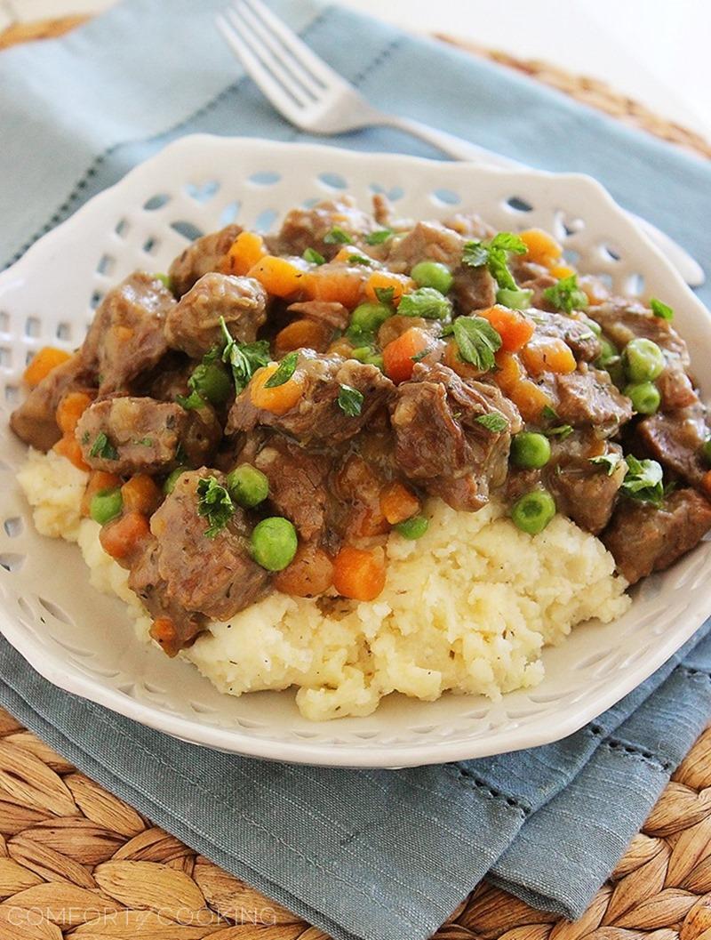 Irish Beef Stew with Mashed Potatoes – Hearty, slow cooked beef stew over fluffy mashed potatoes makes the perfect comfort food meal for chilly nights. Warm up with a big bowl!| thecomfortofcooking.com