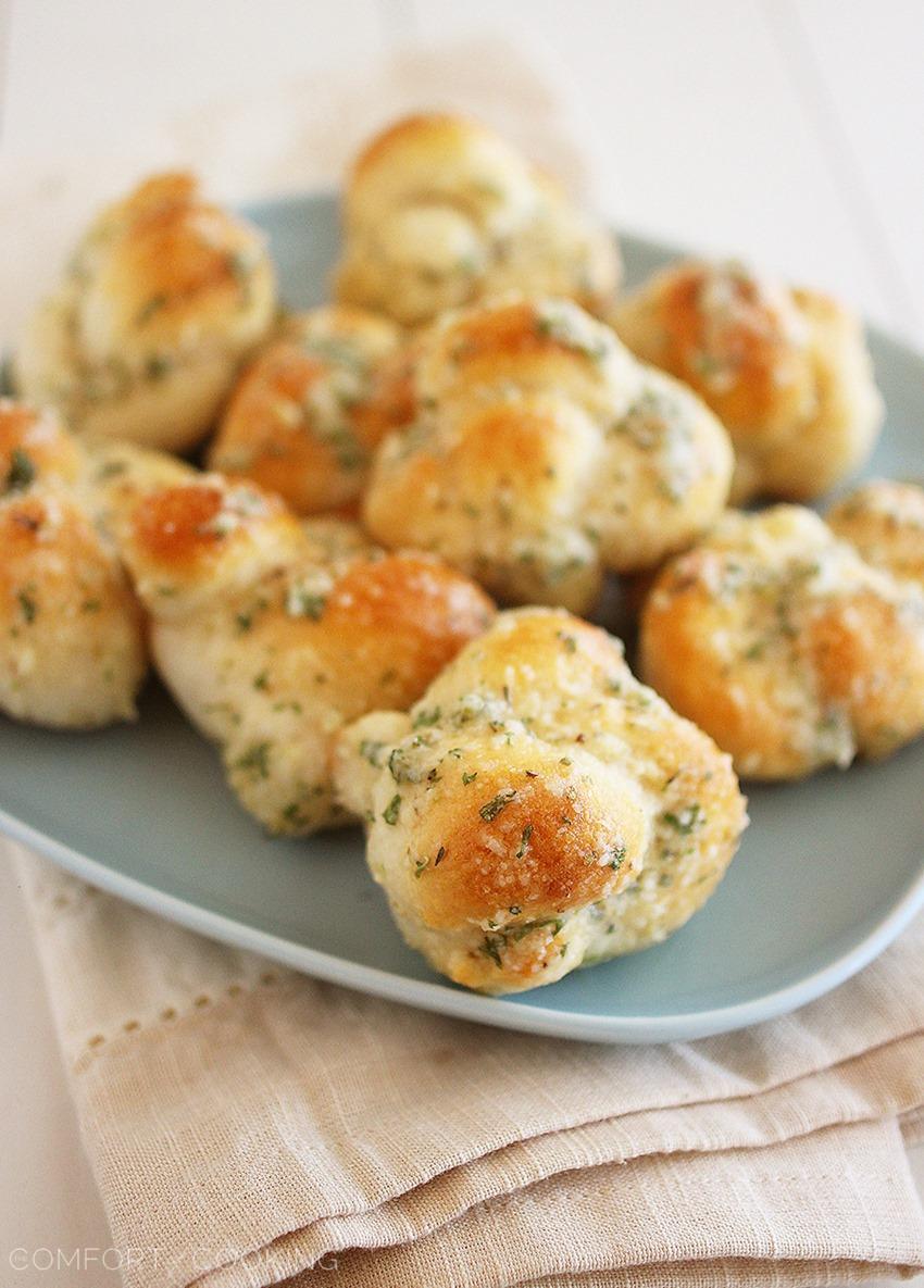 Quick & Easy Garlic Parmesan Knots – Fluffy soft, delicious garlic knots made in 10 minutes - just 3 ingredients (plus some spices) and no rising required. So easy! | thecomfortofcooking.com