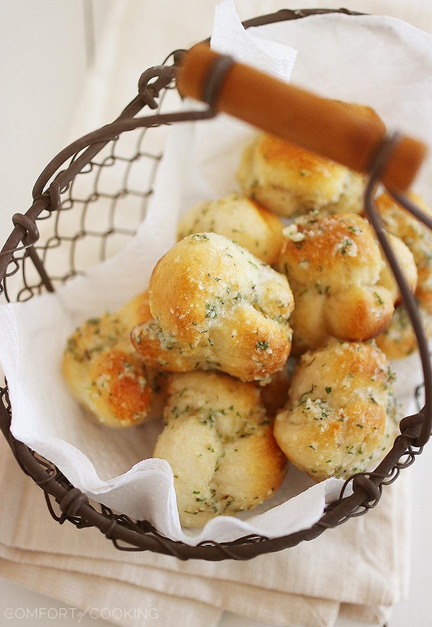 Quick & Easy Garlic Parmesan Knots – Fluffy soft, delicious garlic knots made in 10 minutes - just 3 ingredients (plus some spices) and no rising required. So easy! | thecomfortofcooking.com