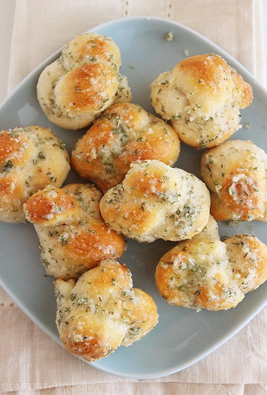 Quick & Easy Garlic Parmesan Knots – Fluffy soft, delicious garlic knots made in 10 minutes - just 3 ingredients (plus some spices) and no rising required. So easy! | thecomfortofcooking.com