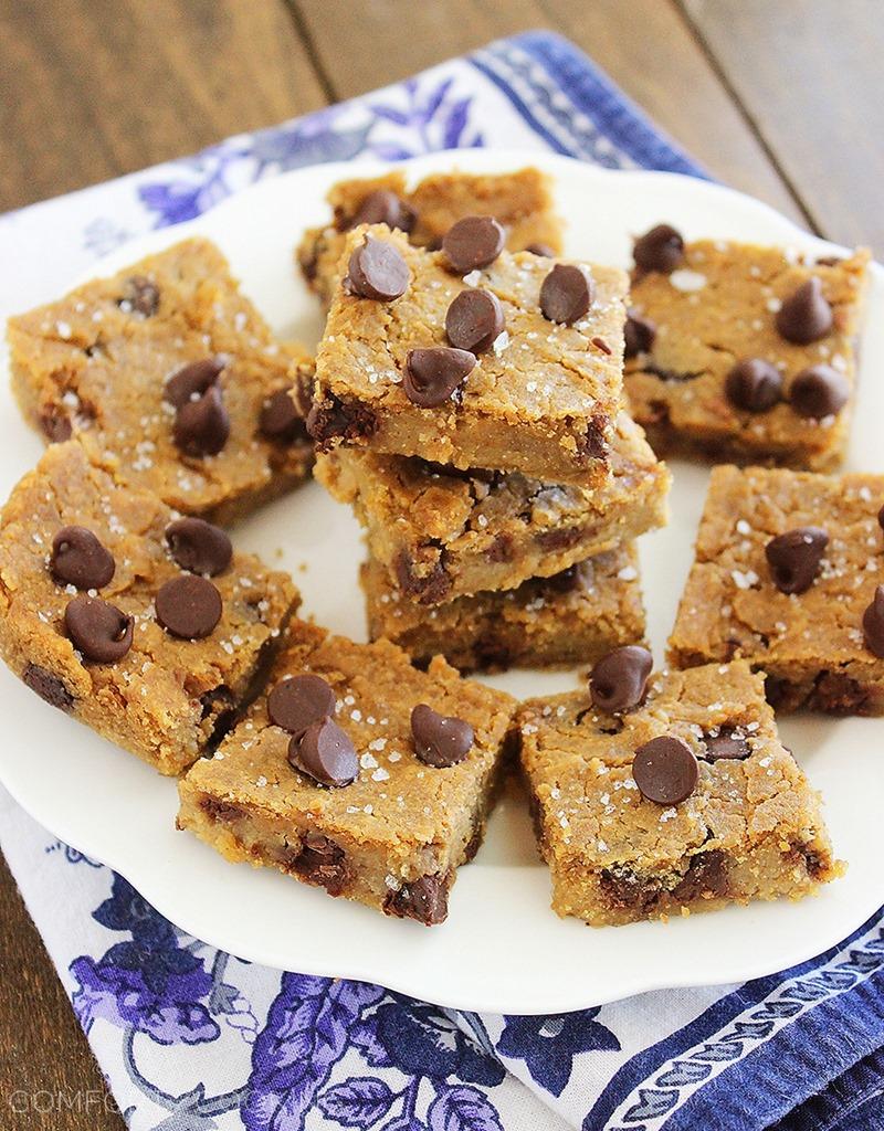 Flourless Chocolate Chip Chickpea Blondies with Sea Salt – These vegan and GF buttery salted chocolate chip blondies are simple, high protein and taste JUST like chocolate chip cookies! | thecomfortofcooking.com