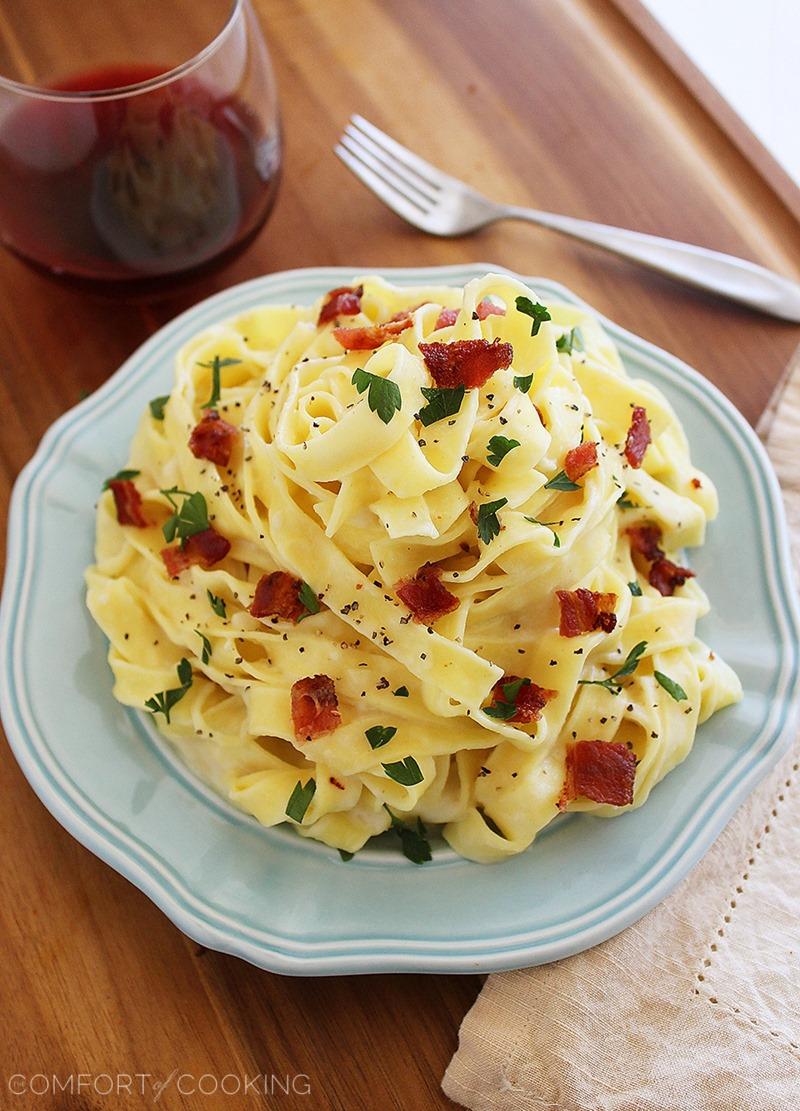 Lighter Fettuccine Alfredo with Bacon – Super creamy, quick fettuccine alfredo made skinny! No butter or heavy cream, but lots of delicious flavor. | thecomfortofcooking.com