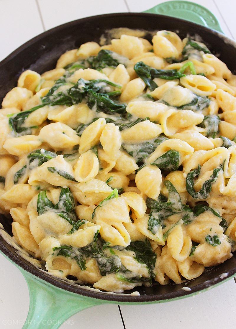 Creamy Spinach-Bacon Macaroni & Cheese – Dig into a bowl of creamy, comforting macaroni and cheese with spinach and bacon. This easy skillet pasta dish makes the perfect weeknight side! | thecomfortofcooking.com