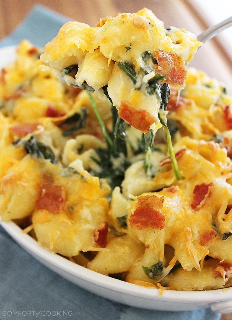 Creamy Spinach-Bacon Macaroni & Cheese – Dig into a bowl of creamy, comforting macaroni and cheese with spinach and bacon. This easy skillet pasta dish makes the perfect weeknight side! | thecomfortofcooking.com